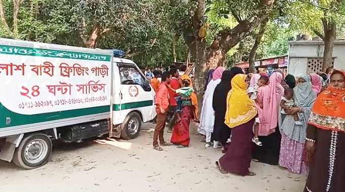 চাঁপাইনবাবগঞ্জে বাবার সম্পত্তি ছেলেরা লিখে নেয়ায় লাশ দাফনে বাধা স্ত্রীর
