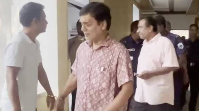 চাঁপাইনবাবগঞ্জ বিআরটিএ অফিসে দুদক, আটক তিন দালাল
